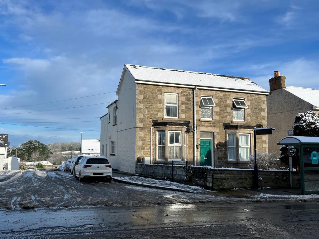 Lot: 105 - LARGE FREEHOLD DETACHED RESIDENTIAL INVESTMENT WITH DEVELOPMENT OPPORTUNITY -